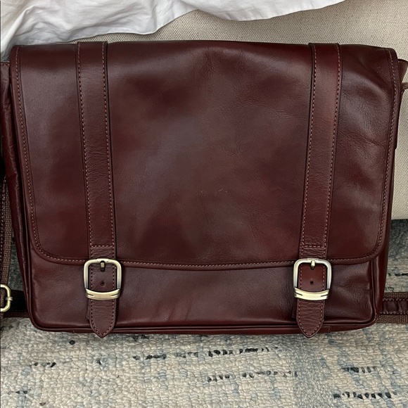 LUCALDO Classic Leather Messenger Bag - Picture 15 of 16